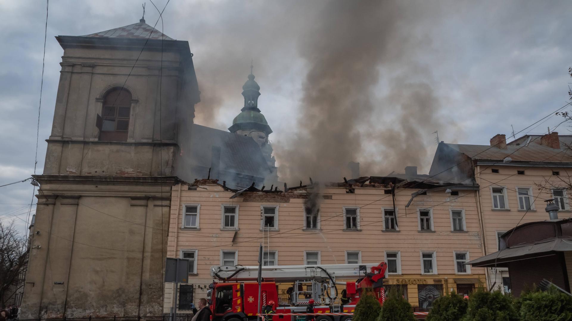 Rettungskräfte beseitigen die Folgen eines russischen Drohnenangriffs auf die Bernhardinerkirche und das Kloster aus dem 15. Jahrhundert, ein UNESCO-Weltkulturerbe im Zentrum von Lwiw. Rettungskräfte beseitigen die Folgen eines russischen Drohnenangriffs auf die Bernhardinerkirche und das Kloster aus dem 15. Jahrhundert, ein UNESCO-Weltkulturerbe im Zentrum von Lwiw.