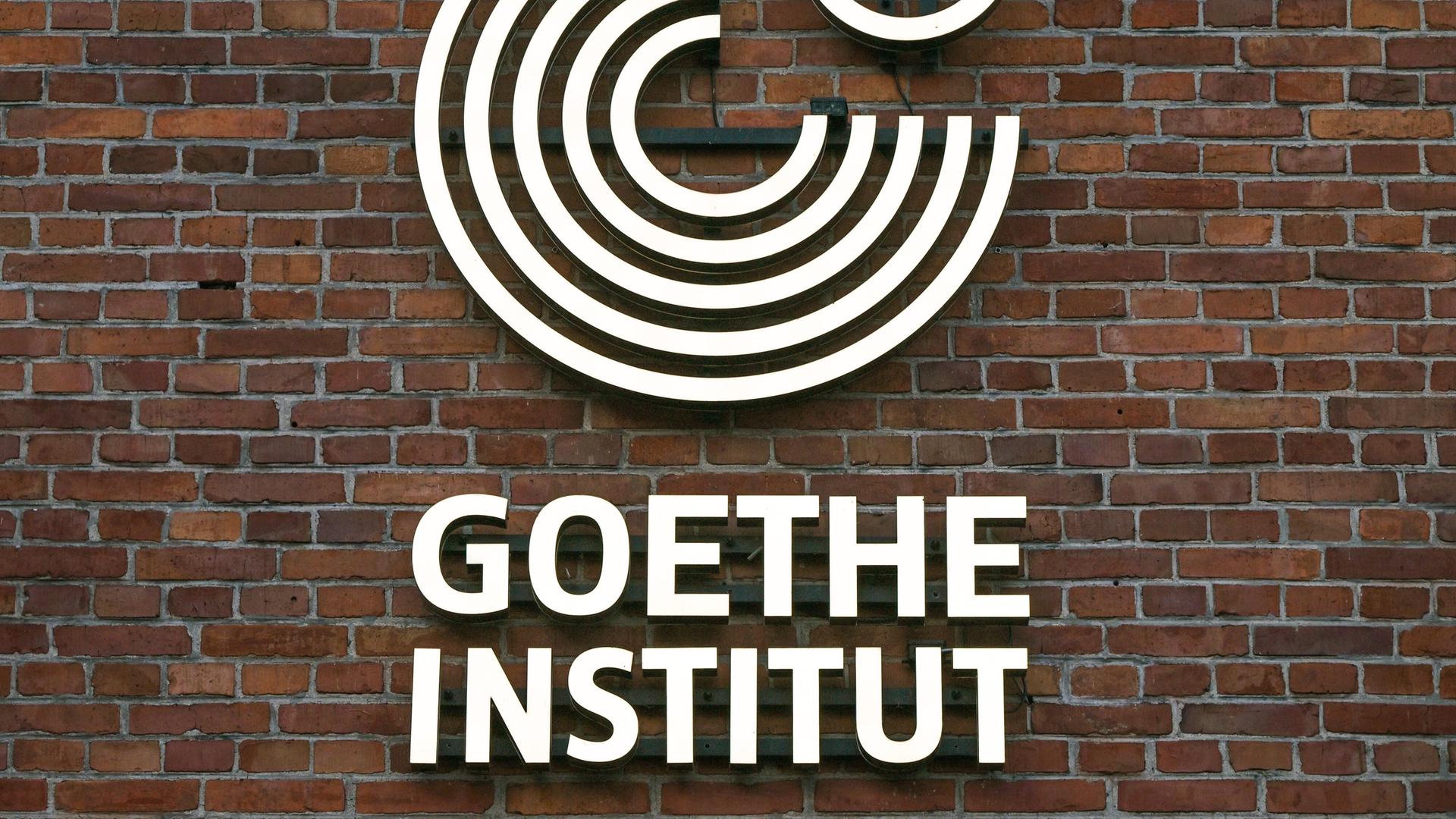 Das Logo des Goethe-Instituts an einer Hauswand in der polnischen Stadt Krakau.