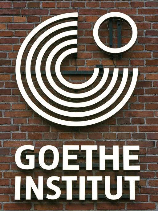 Das Logo des Goethe-Instituts an einer Hauswand in der polnischen Stadt Krakau.