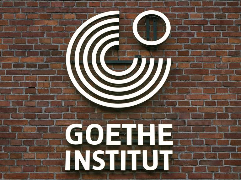 Das Logo des Goethe-Instituts an einer Hauswand in der polnischen Stadt Krakau.