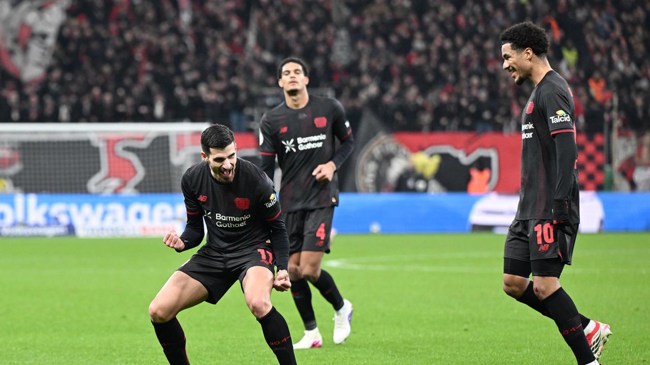 Martin Terrier von Bayer Leverkusen jubelt über sein Tor zum 1:0 im Spiel gegen Sankt Pauli 