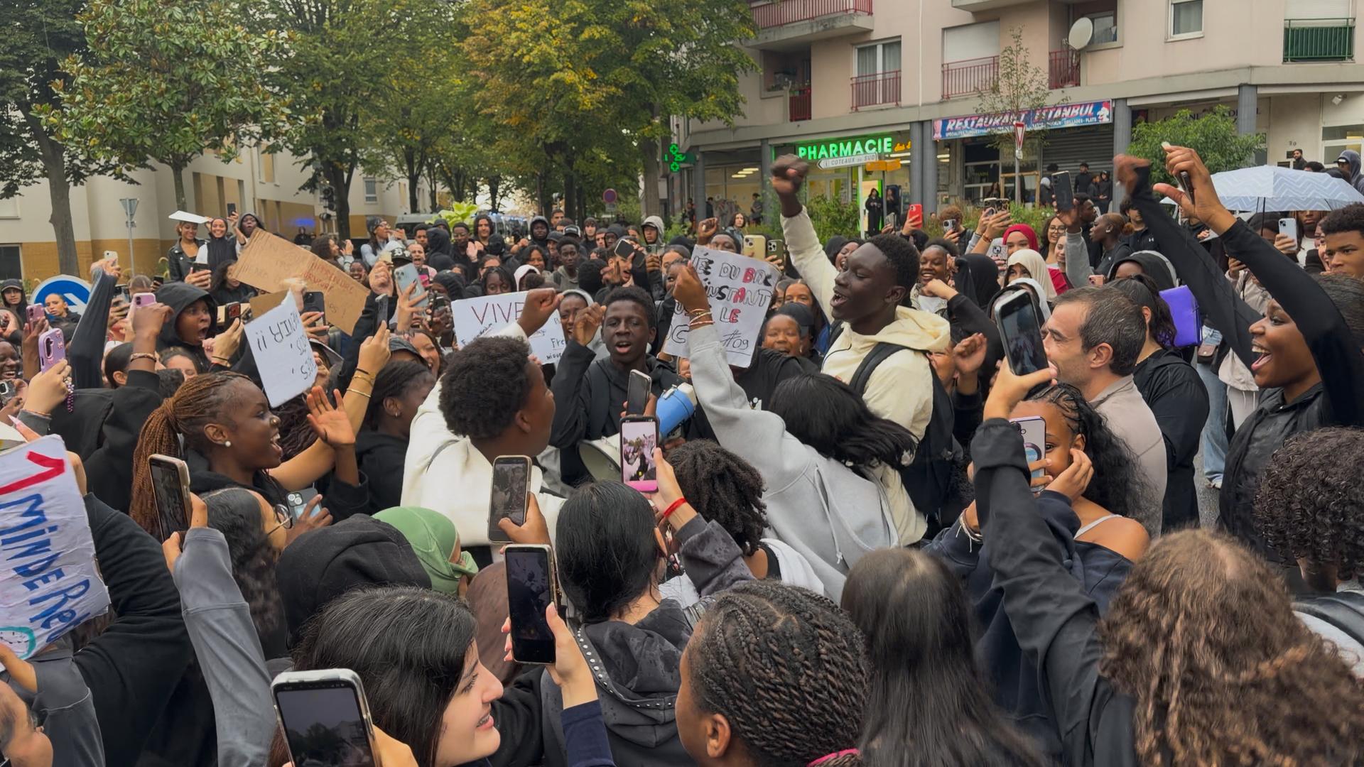 In Frankreich haben Schülerinnen und Schüler gegen schlechte Lernbedingungen protestiert.