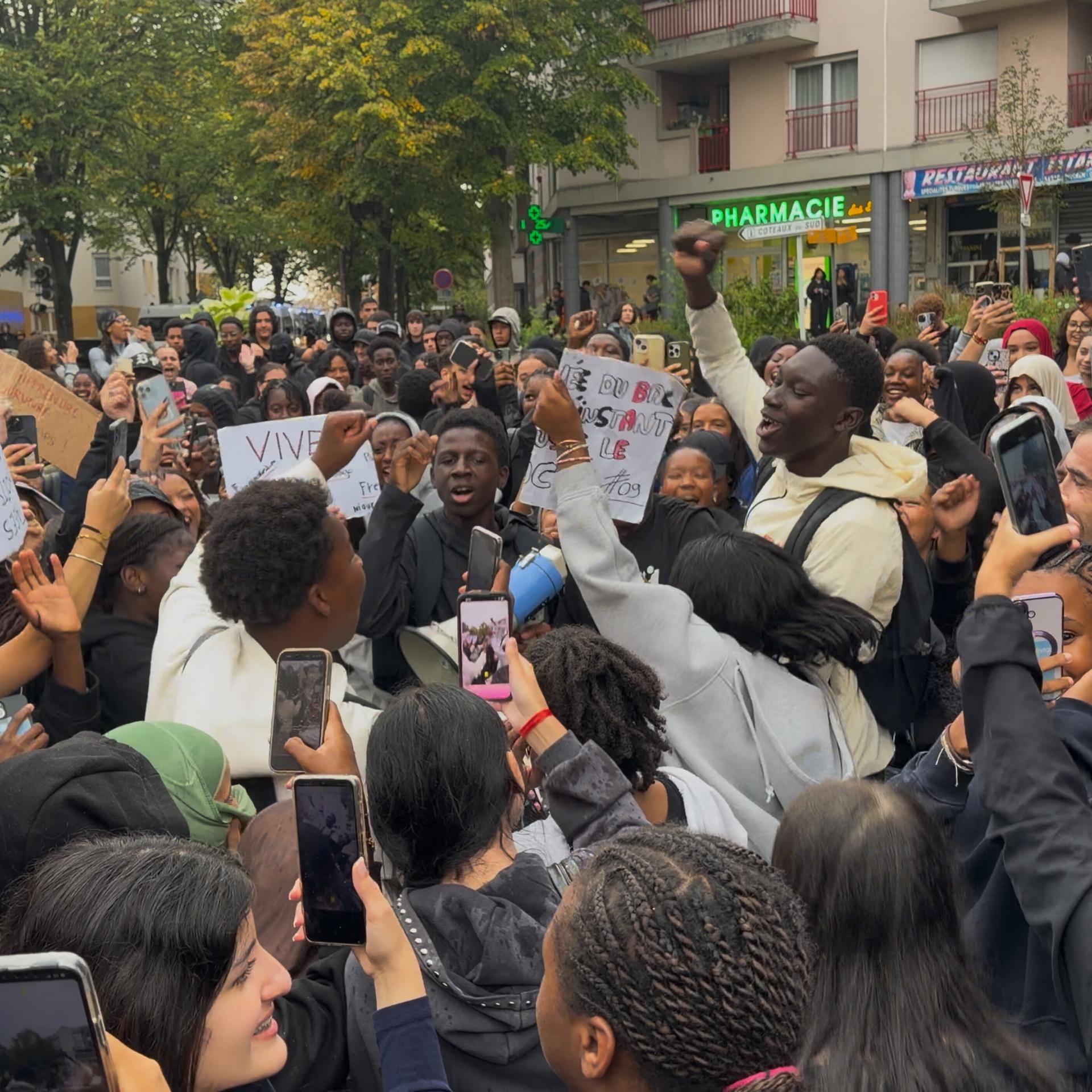 In Frankreich haben Schülerinnen und Schüler gegen schlechte Lernbedingungen protestiert.