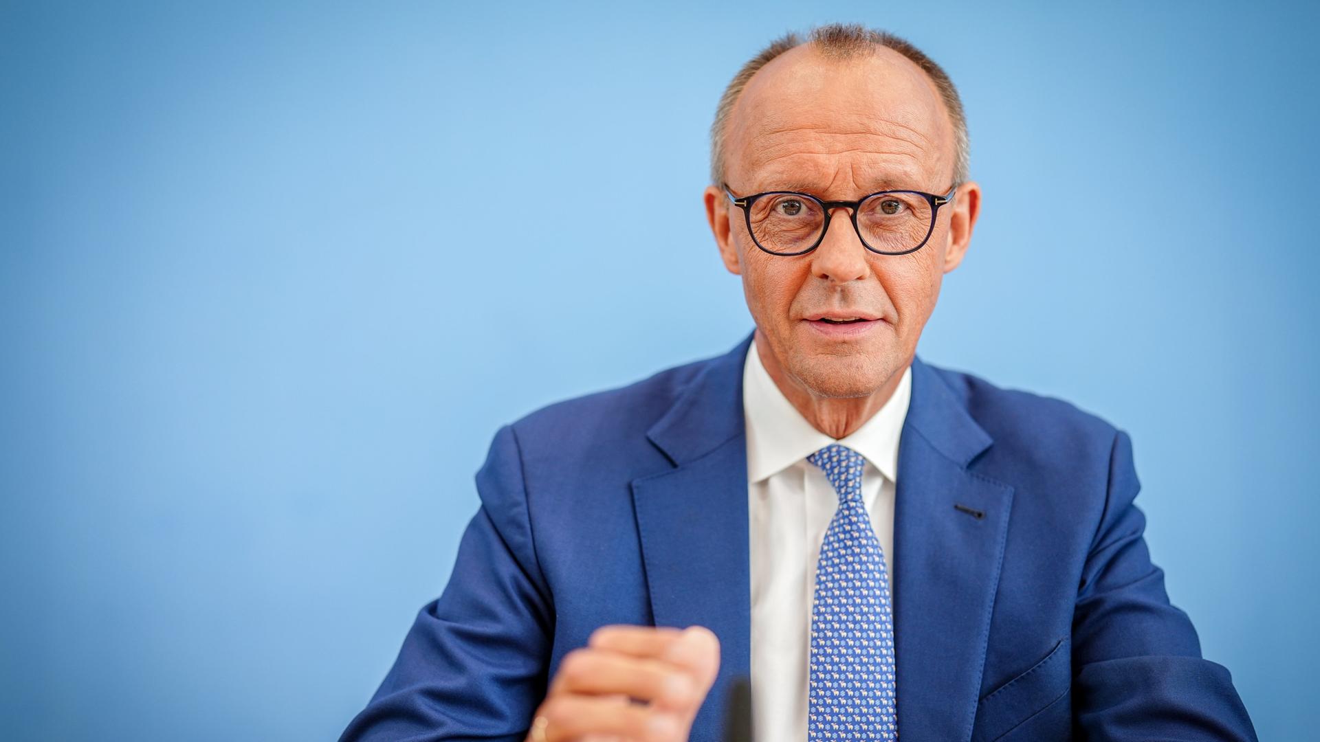 Friedrich Merz, CDU-Bundesvorsitzender und Unionsfraktionsvorsitzender, sitzt an einem Tisch.