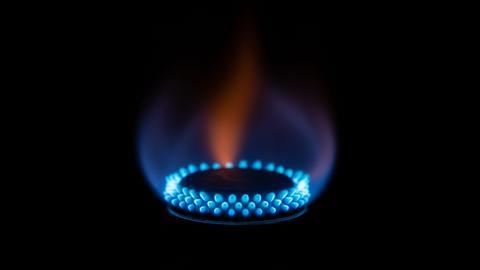 Flammen sind an einem Gaskocher im Dunklen zu sehen.