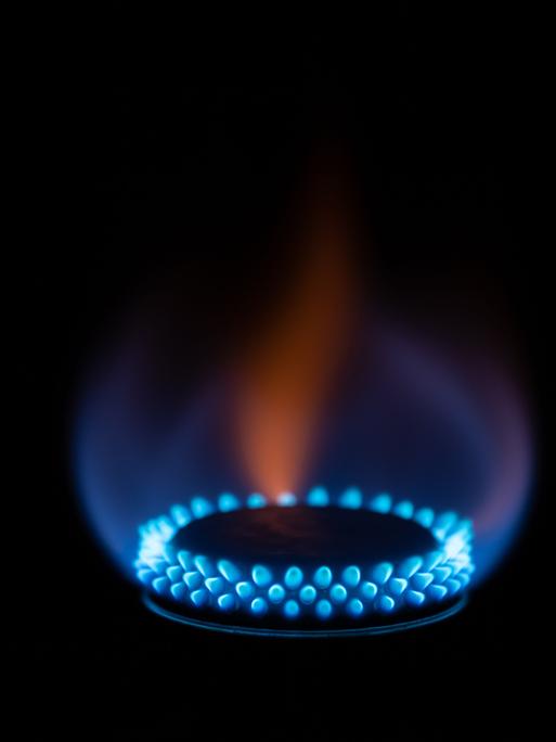 Flammen sind an einem Gaskocher im Dunklen zu sehen.