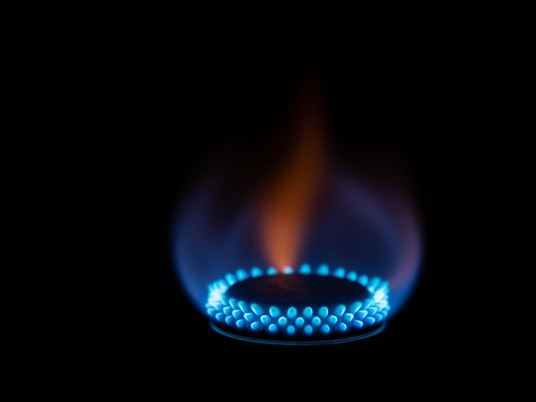 Flammen sind an einem Gaskocher im Dunklen zu sehen.