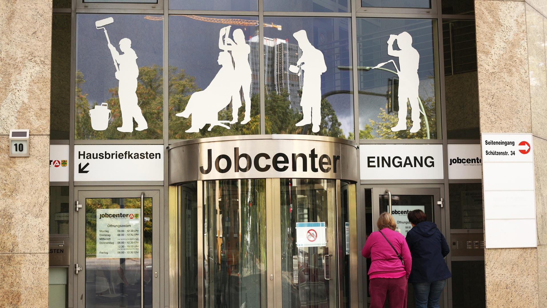 Zwei Frauen gehen in ein Jobcenter der Agentur für Arbeit in Berlin-Steglitz