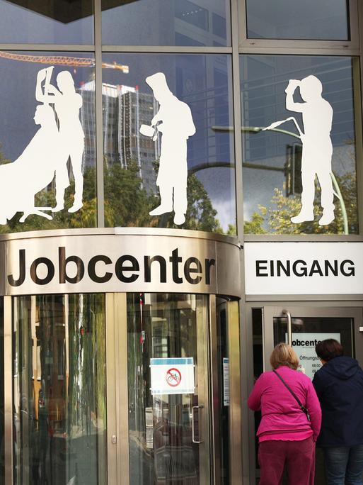 Zwei Frauen gehen in ein Jobcenter der Agentur für Arbeit in Berlin-Steglitz