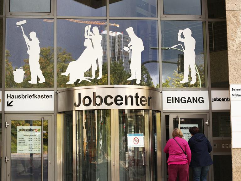 Zwei Frauen gehen in ein Jobcenter der Agentur für Arbeit in Berlin-Steglitz