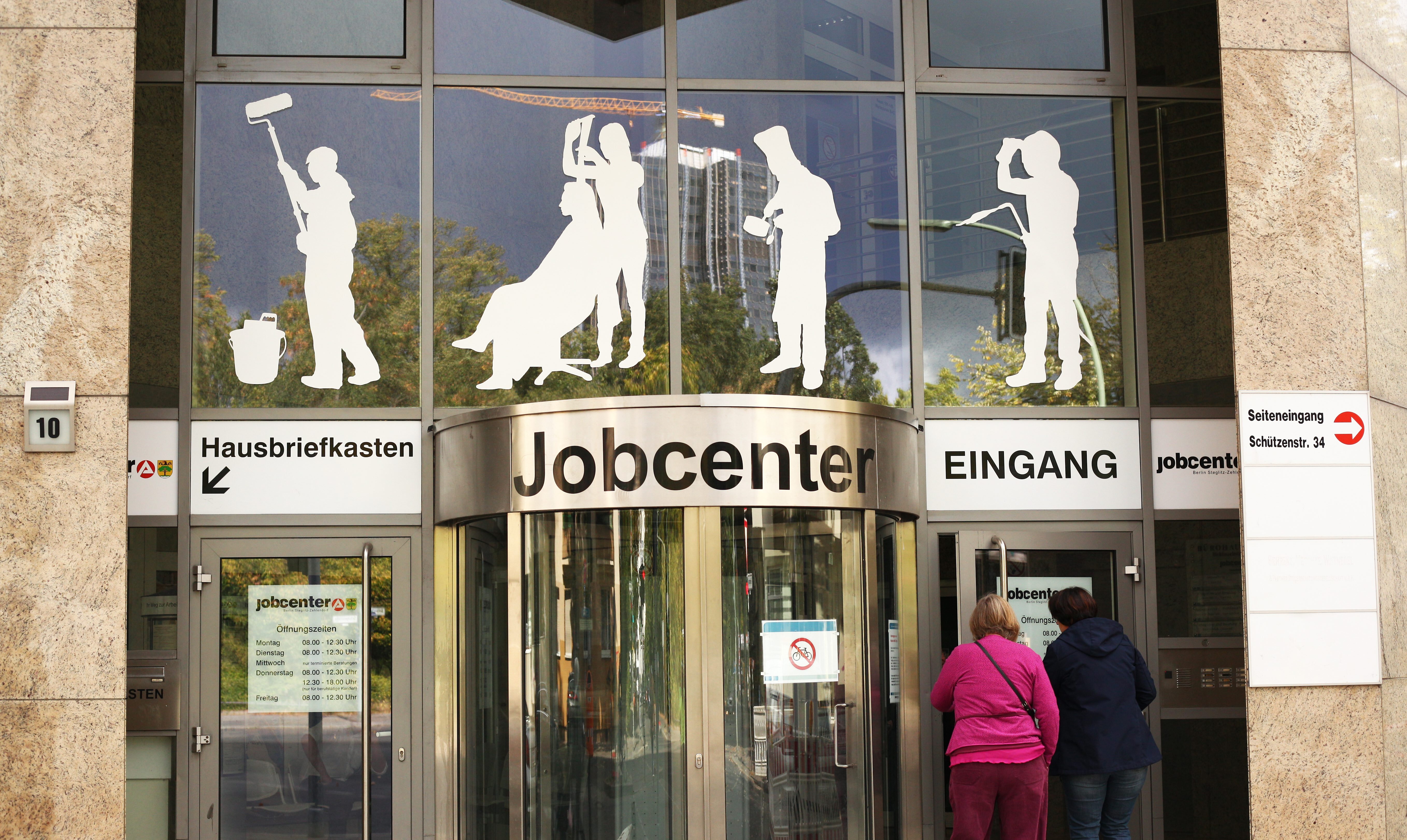 Zwei Frauen gehen in ein Jobcenter der Agentur für Arbeit in Berlin-Steglitz