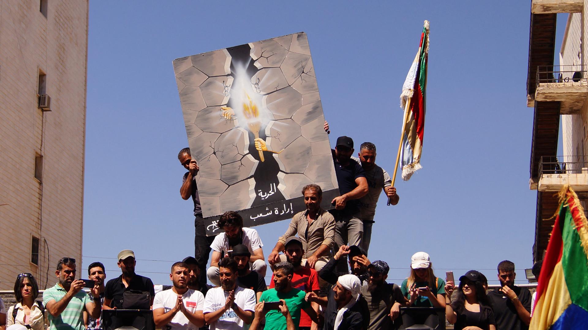 Das Foto zeigt Demonstranten in Syrien. Sie protestieren gegen das Regime von Machthaber Assad.