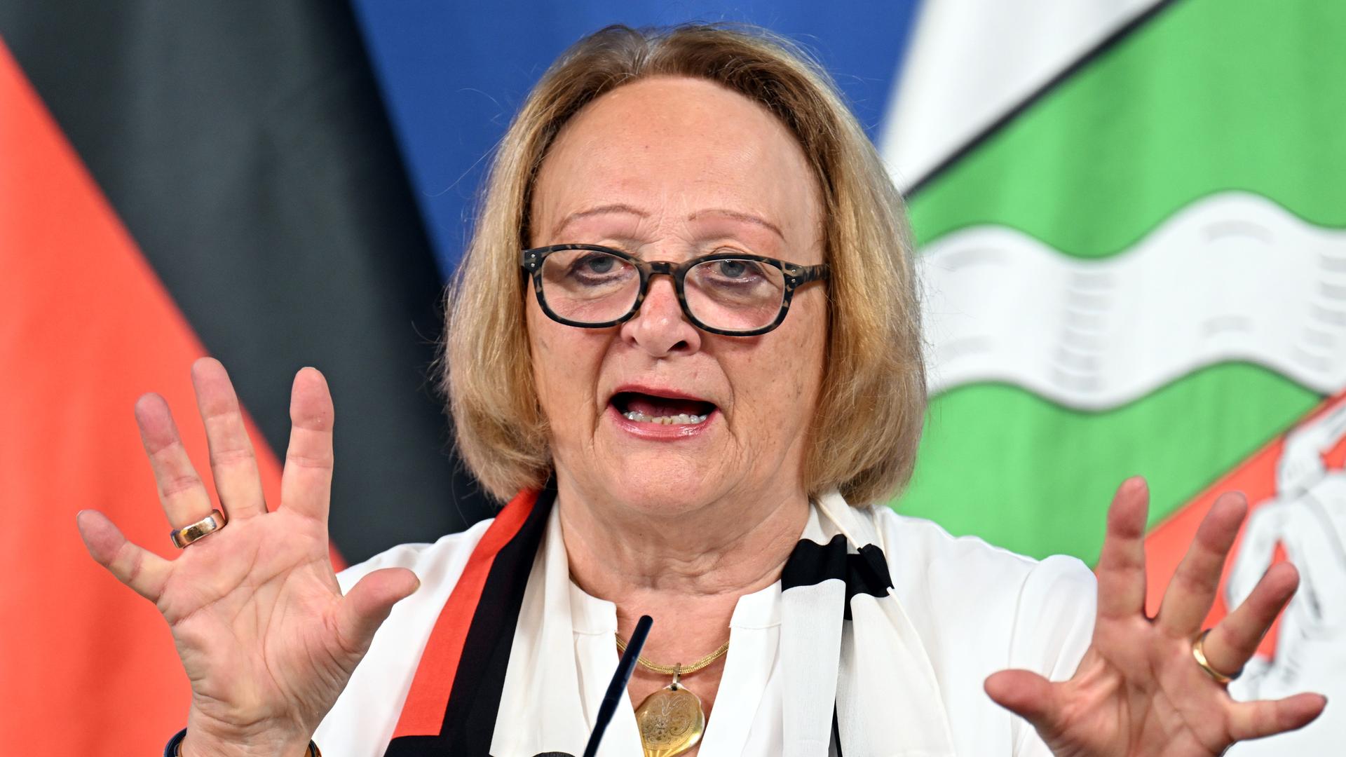 Sabine Leutheusser-Schnarrenberger (FDP), spricht und hat ihre Hände geöffnet. Sabine Leutheusser-Schnarrenberger (FDP), spricht und hat ihre Hände geöffnet.