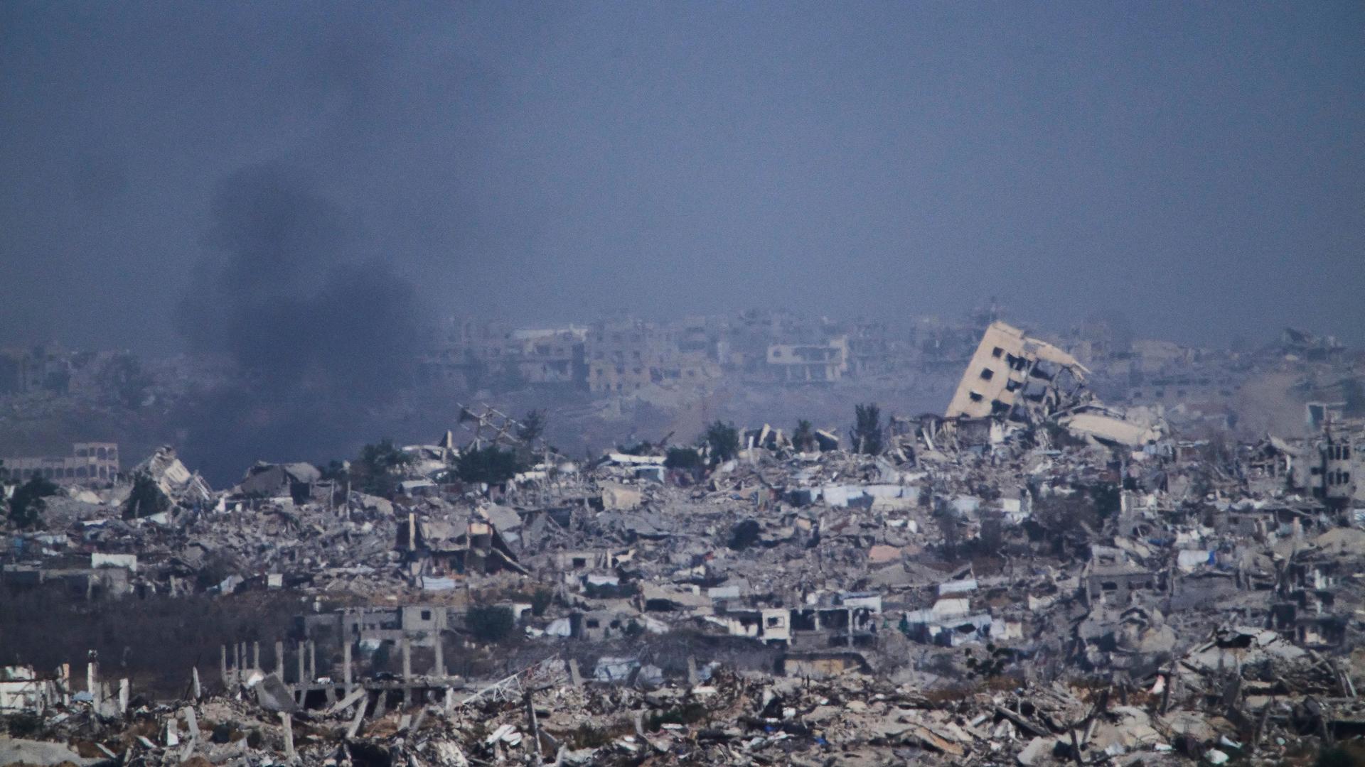 Rauch über zerstörten Häusern im Gazastreifen. Rauch über zerstörten Häusern im Gazastreifen.