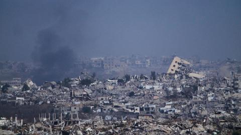 Rauch über zerstörten Häusern im Gazastreifen.