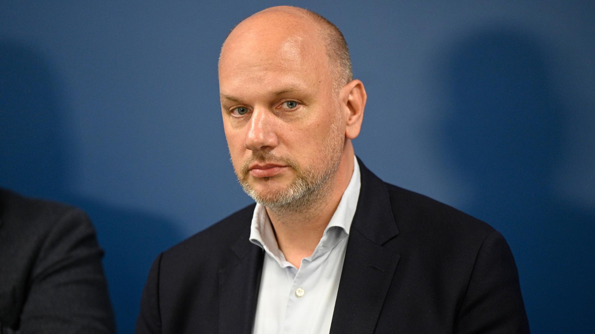 Der CDU-Europaabgeordnete Herbst im Porträt schaut ernst.