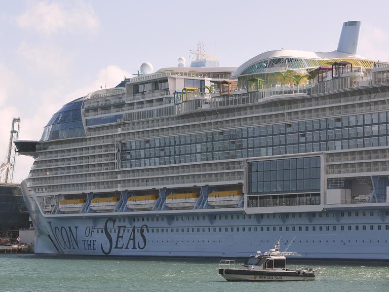 Das größte Kreuzfahrtschiff der Welt, die "Icon of the Seas", im Hafen von Miami.