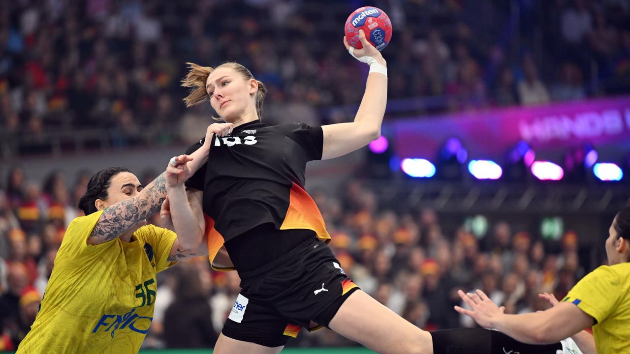 Viola Leuchter (Deutschland) und Maria Grasielly Brasil Pereira (Brasilien) kämpfen um den Ball.
