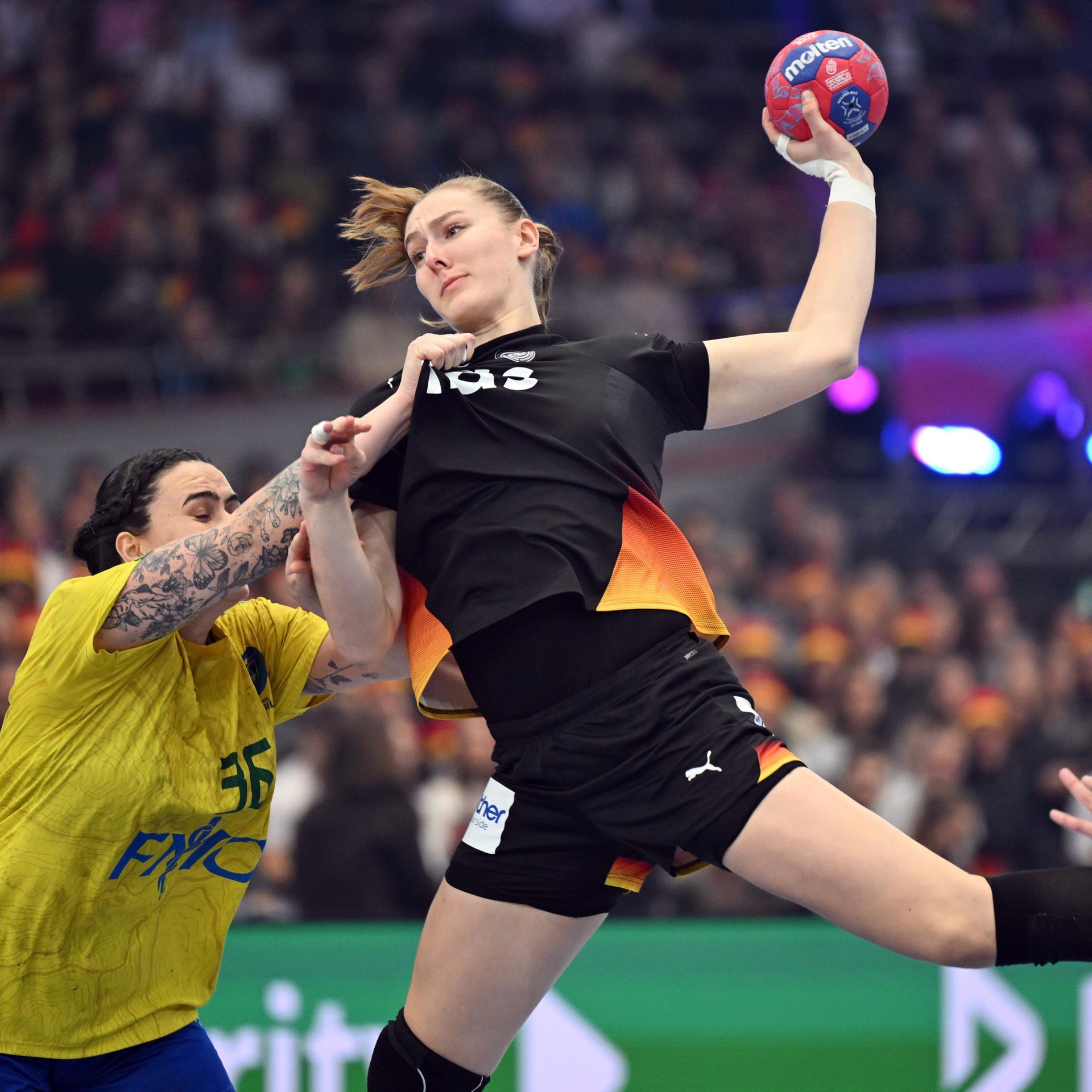 Viola Leuchter (Deutschland) und Maria Grasielly Brasil Pereira (Brasilien) kämpfen um den Ball.
