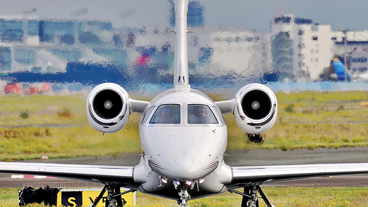 Ein Privatjet steht auf Frankfurter Flughafen auf dem Rollfeld bereit zum Abflug, der Blick richtet sich frontal auf das Flugzeug. 