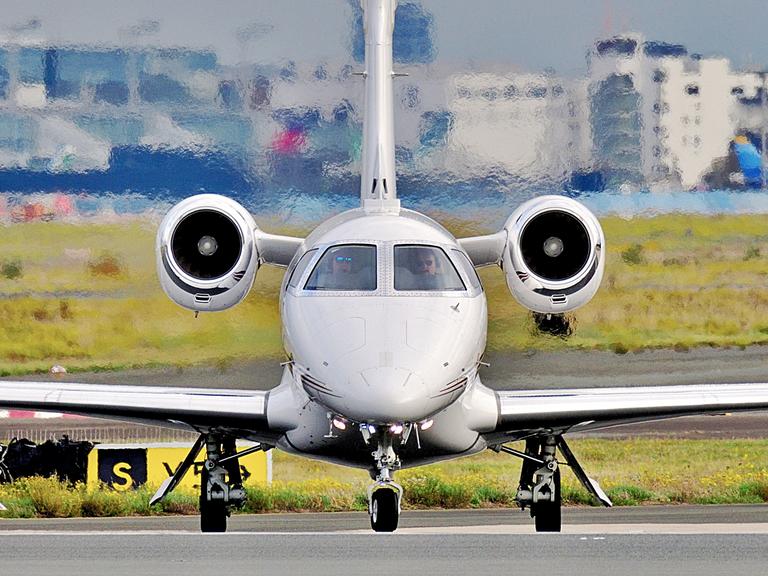 Ein Privatjet steht auf Frankfurter Flughafen auf dem Rollfeld bereit zum Abflug, der Blick richtet sich frontal auf das Flugzeug. Ein Privatjet steht auf Frankfurter Flughafen auf dem Rollfeld bereit zum Abflug, der Blick richtet sich frontal auf das Flugzeug.