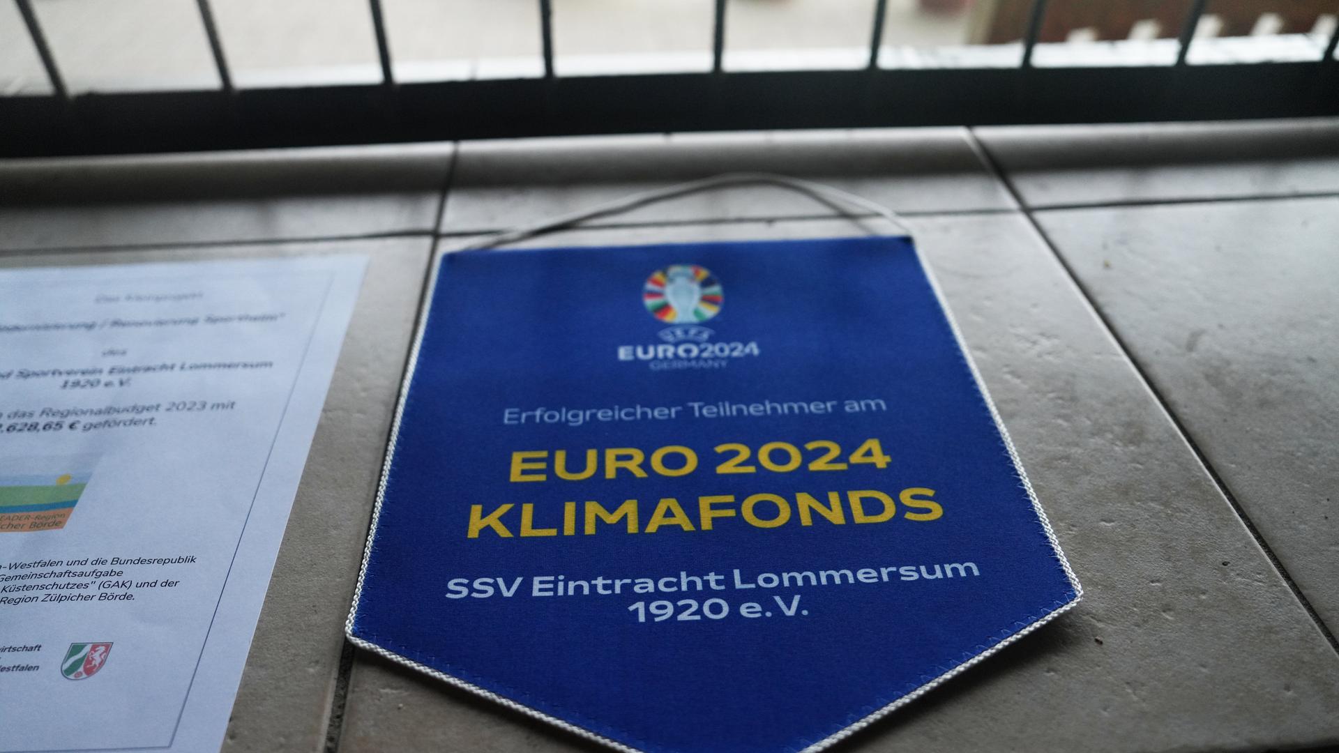 Ein Wimpel zeigt, dass der SSV Eintracht Lommersum sich am Klimafonds der UEFA beteiligte.