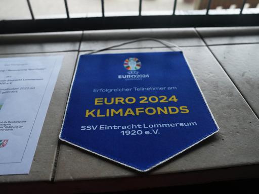 Ein Wimpel zeigt, dass der SSV Eintracht Lommersum sich am Klimafonds der UEFA beteiligte.