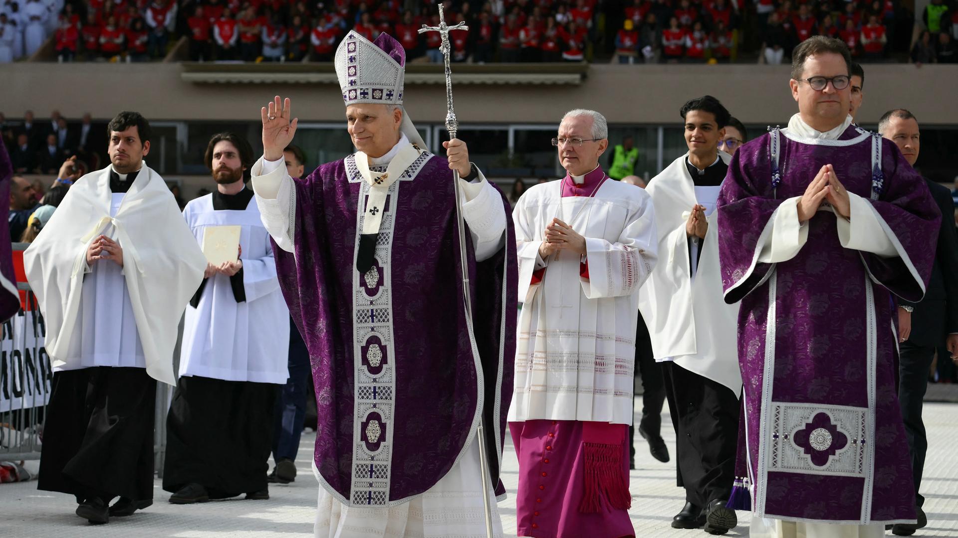 Papst Leo winkt während einer Messe