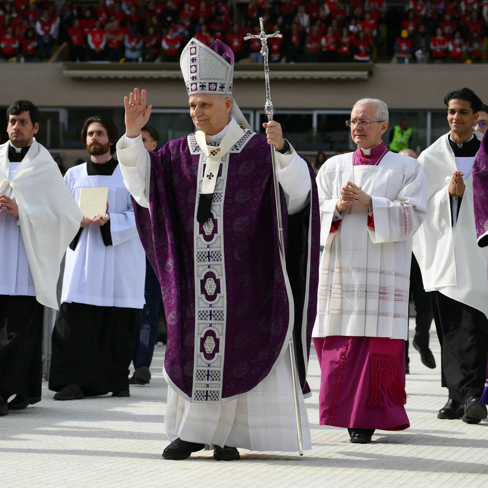 Papst Leo winkt während einer Messe