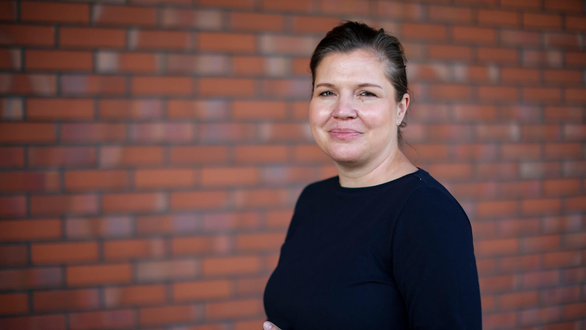 Sachsen-Anhalt, Raßnitz: Franziska Weidinger (CDU), Sachsen-Anhalts Ministerin für Justiz und Verbraucherschutz steht vor einer verklinkten Wand und lächelt. Sachsen-Anhalt, Raßnitz: Franziska Weidinger (CDU), Sachsen-Anhalts Ministerin für Justiz und Verbraucherschutz steht vor einer verklinkten Wand und lächelt.