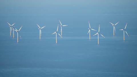 Niedersachsen, Nordsee: Ein Offshore-Windpark in der Nordsee. Um Windkraft von der Nordsee ins industrielle Hinterland zu bringen, braucht Deutschland neue Stromtrassen. 