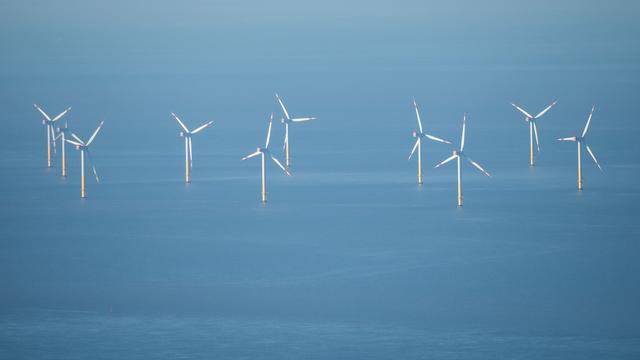 Niedersachsen, Nordsee: Ein Offshore-Windpark in der Nordsee. Um Windkraft von der Nordsee ins industrielle Hinterland zu bringen, braucht Deutschland neue Stromtrassen. 
