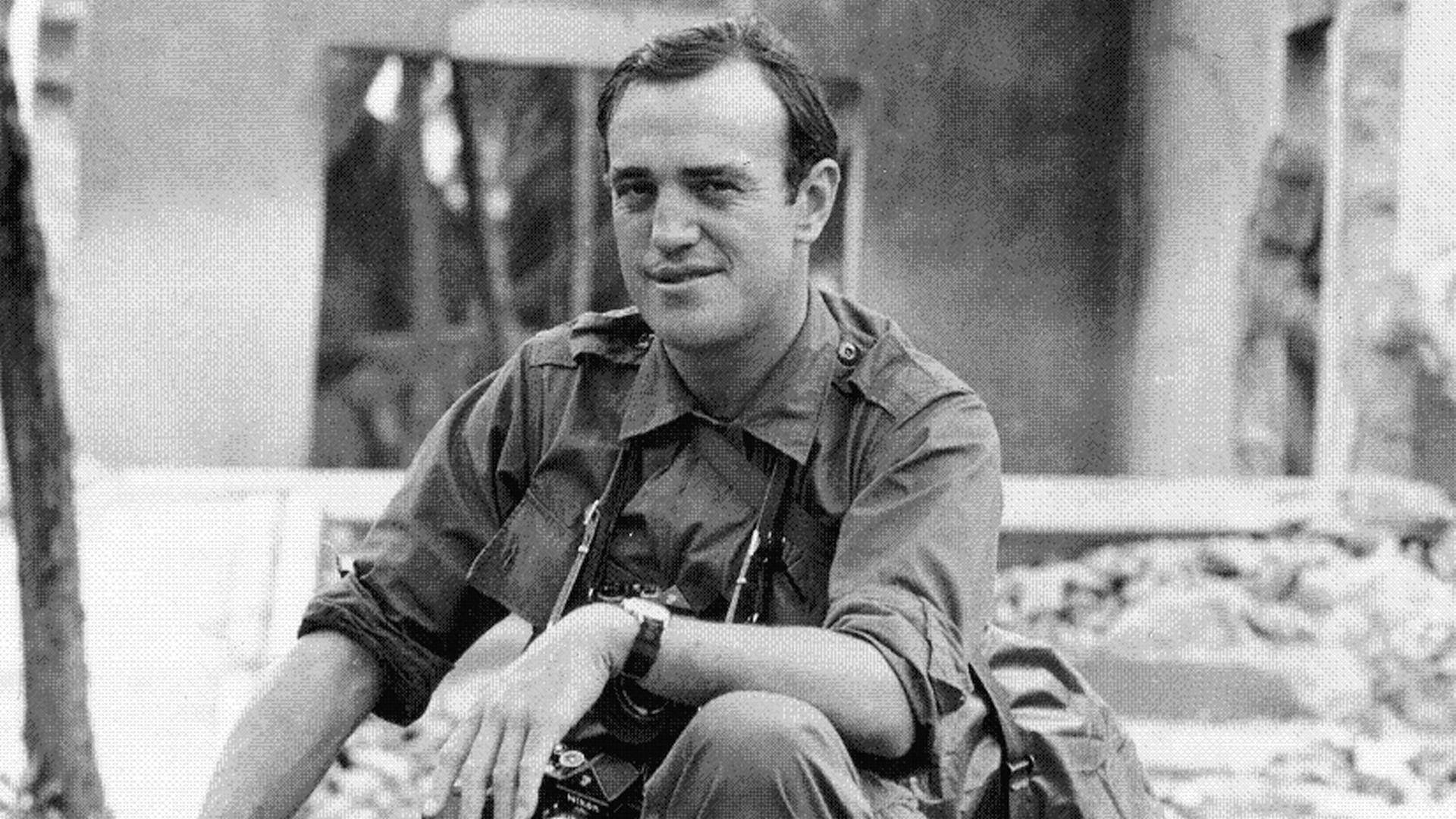 Der CNN-Reporter Peter Arnett posiert hier, als er für die Nachrichtenagentur Associated Press in Vietnam arbeitete. Arnett erhielt 1966 für seine Berichte aus Vietnam den höchsten journalistischen Preis der USA.