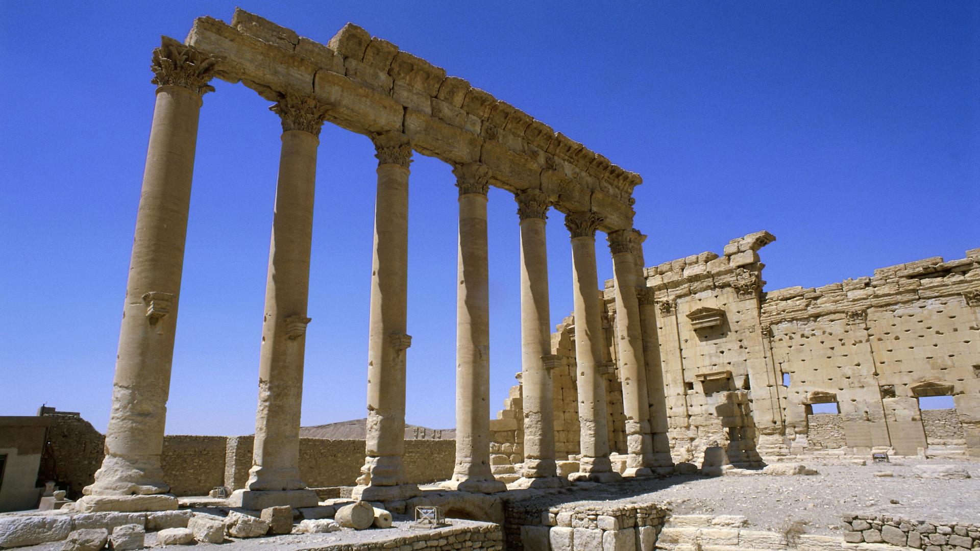 Säulen und Mauerwerk des antiken Podium Tempels in der Oasenstadt Palmyra in Syrien. 