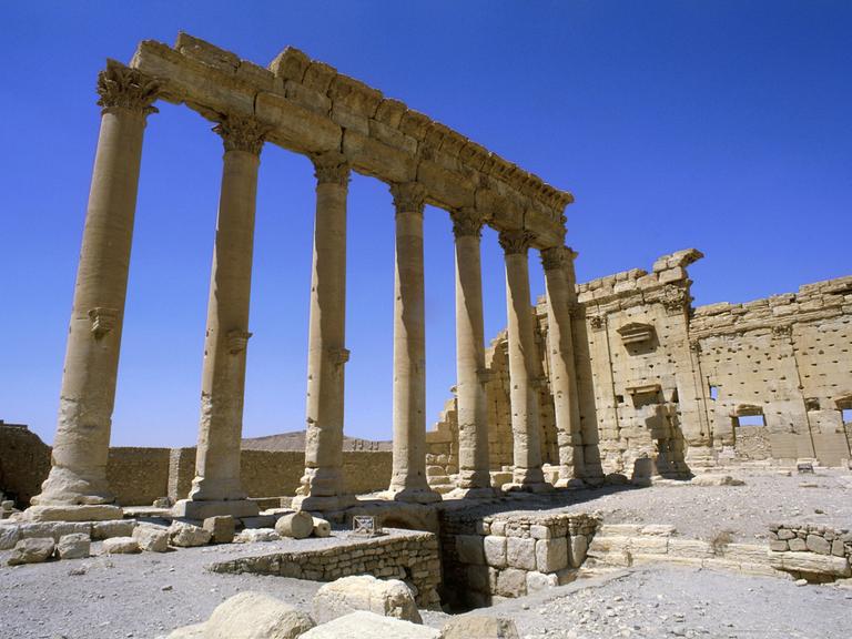 Säulen und Mauerwerk des antiken Podium Tempels in der Oasenstadt Palmyra in Syrien. (Quelle: picture alliance) Säulen und Mauerwerk des antiken Podium Tempels in der Oasenstadt Palmyra in Syrien. (Quelle: picture alliance)
