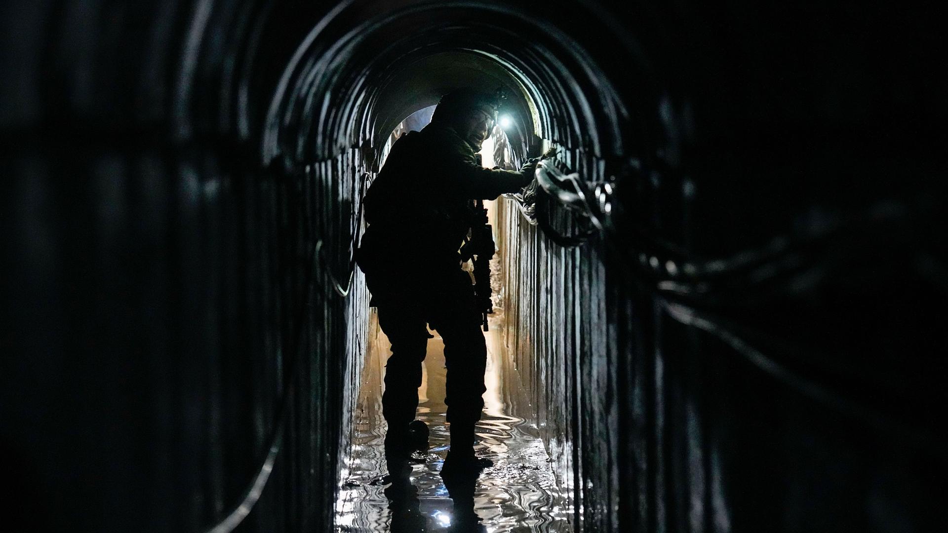 Ein Soldat steht in einem Tunnel.