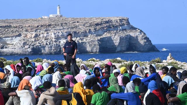 Geflüchtete kommen mit einem Boot auf der Insel Lampedusa an.