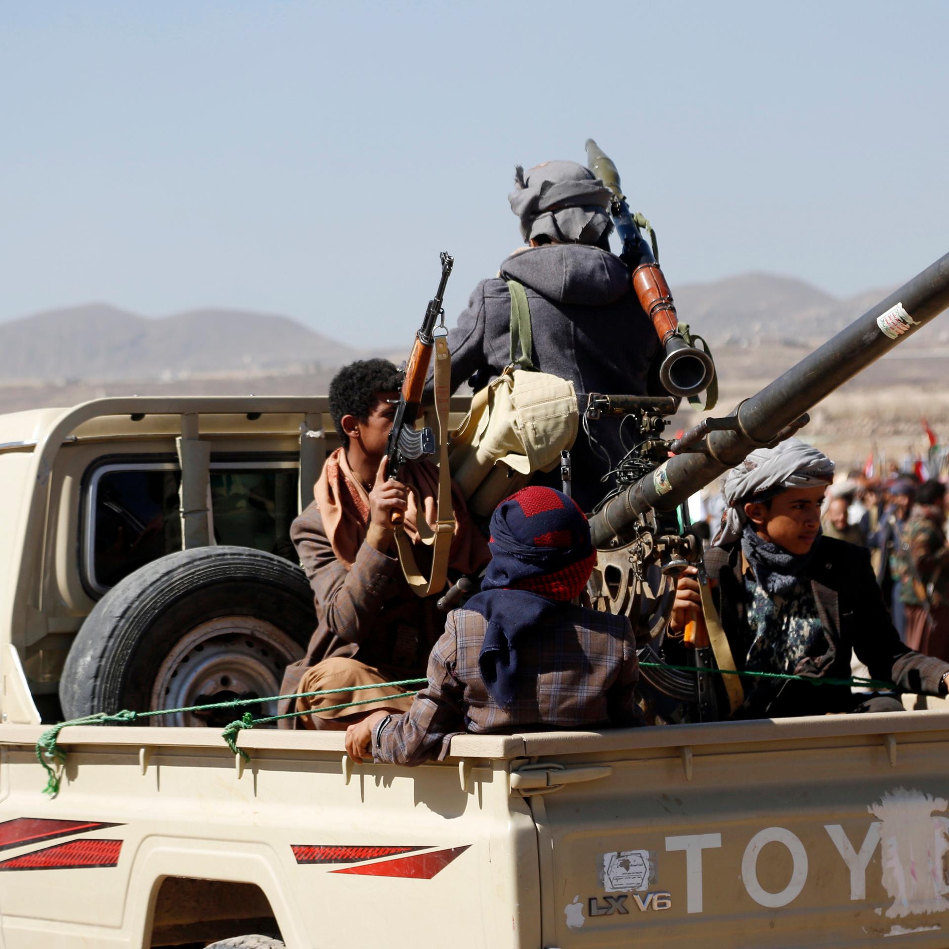 Huthi-Kämpfer und Stammesangehörige veranstalten eine Kundgebung gegen die Angriffe der USA und Großbritanniens auf von den Huthis betriebene militärische Einrichtungen. 