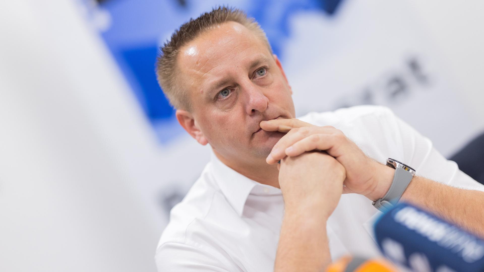 Benjamin Gruschka, Vorsitzender des Gesamtbetriebsrates Ford Werke GmbH / Köln, sitzt bei einer Pressekonferenz des Gesamtbetriebsrates und der IG Metall Köln-Leverkusen auf dem Werksgelände Ford-Werke in Köln-Niehl. 
