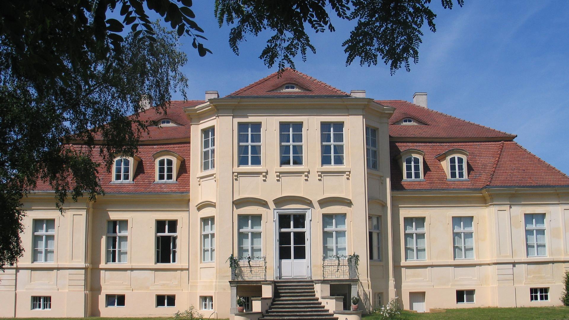 Das Herrenhaus Reckahn beherbergt seit 2001 das Rochow-Museum mit seiner ständigen Ausstellung "Vernunft fürs Volk". Das Herrenhaus Reckahn beherbergt seit 2001 das Rochow-Museum mit seiner ständigen Ausstellung "Vernunft fürs Volk".