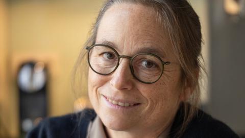 Porträt Nahaufnahme von Alix Puhl. Sie guckt direkt in die Kamera.