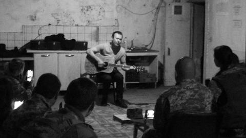 Swjatoslaw Wakartschuk bei einem Gig an dem letzten Stützpunkt, nur ein paar Hundert Meter von der Front entfernt.