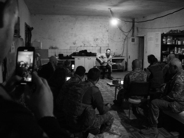 Swjatoslaw Wakartschuk bei einem Gig an dem letzten Stützpunkt, nur ein paar Hundert Meter von der Front entfernt.