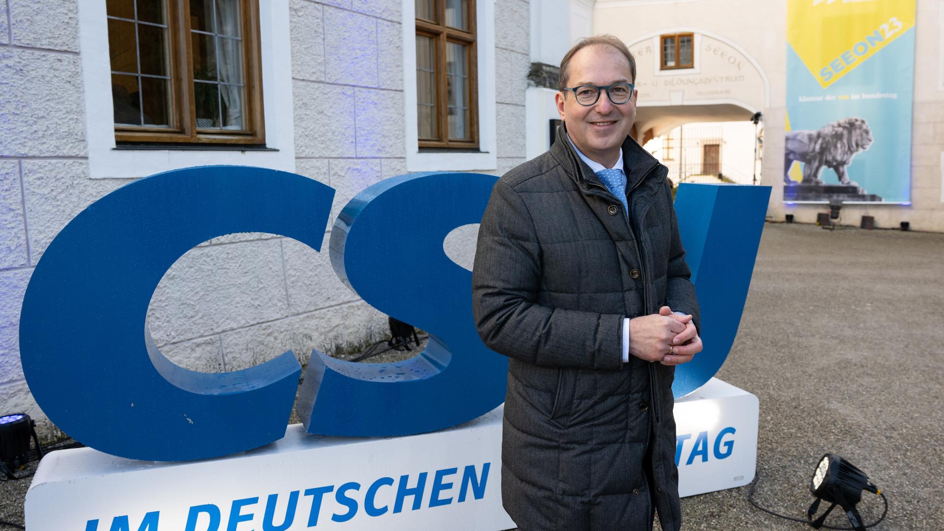 Alexander Dobrindt, CSU-Landesgruppenchef, steht vor Beginn der Winterklausur der CSU im Bundestag vor dem Kloster Seeon.