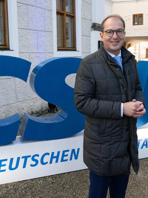 Alexander Dobrindt, CSU-Landesgruppenchef, steht vor Beginn der Winterklausur der CSU im Bundestag vor dem Kloster Seeon.