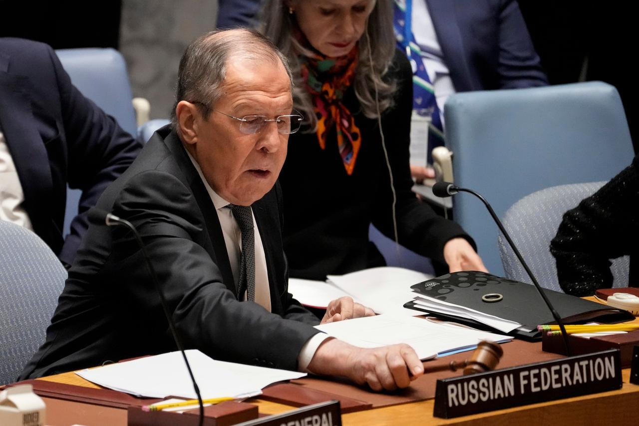 Der russische Außenminister Lawrow sitzt im UNO-Sicherheitsrat in New York an einem Tisch. Im Vordergrund steht ein Schild mit der Aufschrift Russian Federation.