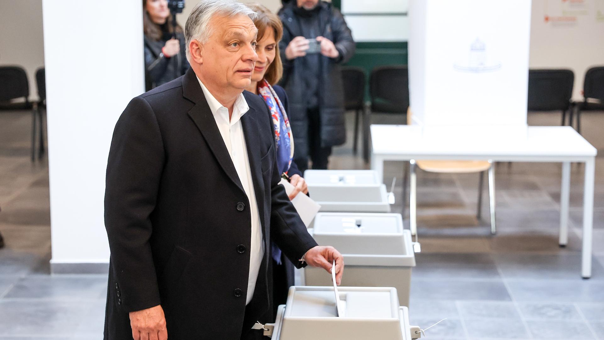 Der ungarische Ministerpräsident Viktor Orbán und seine Frau Aniko Levai besuchen ein Wahllokal, um bei den Wahlen zur ungarischen Nationalversammlung 2026 ihre Stimme abzugeben. Der ungarische Ministerpräsident Viktor Orbán und seine Frau Aniko Levai besuchen ein Wahllokal, um bei den Wahlen zur ungarischen Nationalversammlung 2026 ihre Stimme abzugeben.