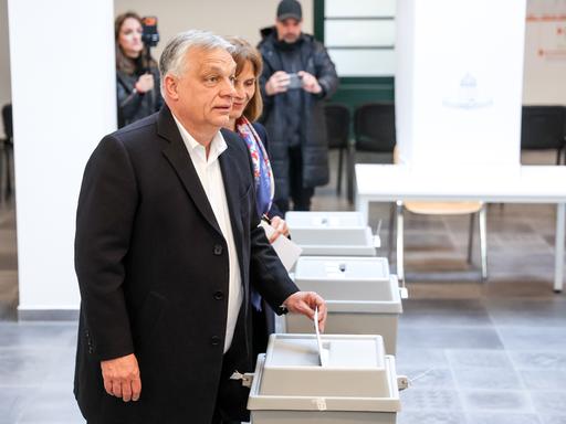 Der ungarische Ministerpräsident Viktor Orbán und seine Frau Aniko Levai besuchen ein Wahllokal, um bei den Wahlen zur ungarischen Nationalversammlung 2026 ihre Stimme abzugeben.