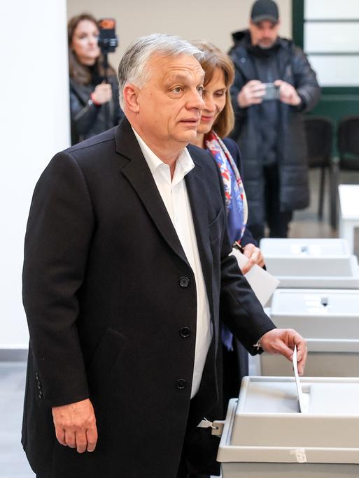 Der ungarische Ministerpräsident Viktor Orbán und seine Frau Aniko Levai besuchen ein Wahllokal, um bei den Wahlen zur ungarischen Nationalversammlung 2026 ihre Stimme abzugeben.