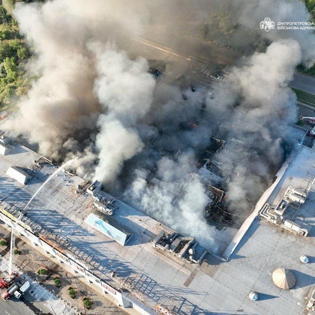 Bei den Drohnenangriffen wurde auch ein Einkaufszentrum in Krywyj Rih getroffen. Das Gebäude ist aus der Luft zu sehen. Die Feuerwehr löscht den Brand.